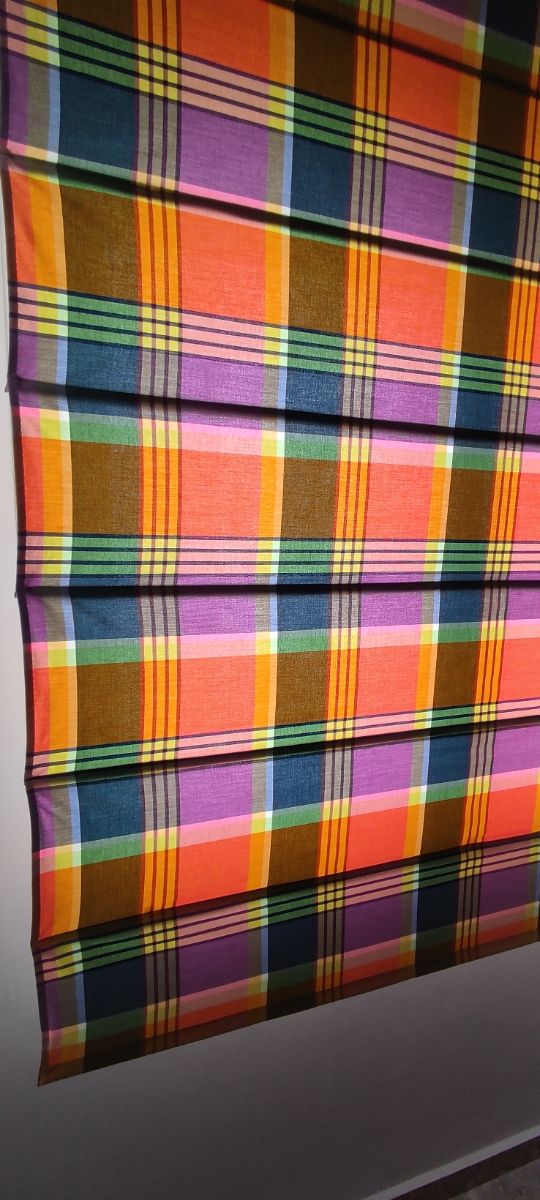 Estor plegable con varillas