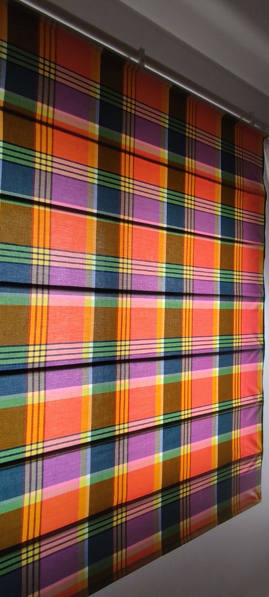 Estor plegable con varillas