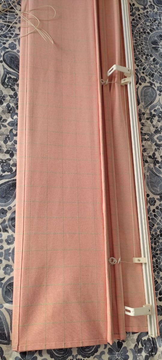 Estor plegable con varillas