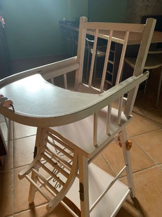 Trona de madera para niña .