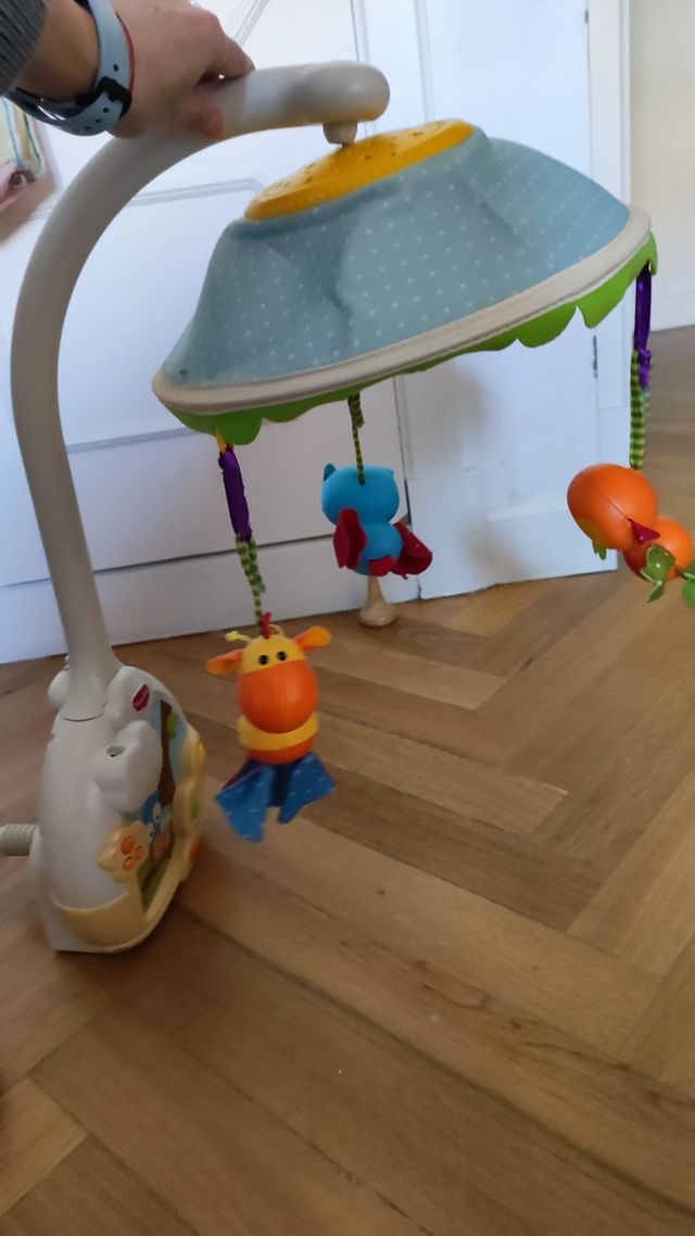 Móvil para cuna con proyector y música. .