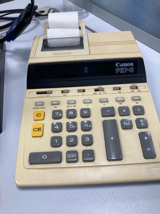 Calculadora vintage con impresora