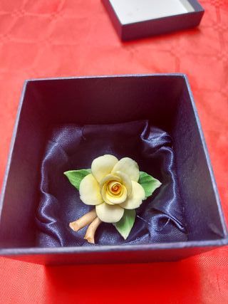 Fiore giallo capodimonte + scatola