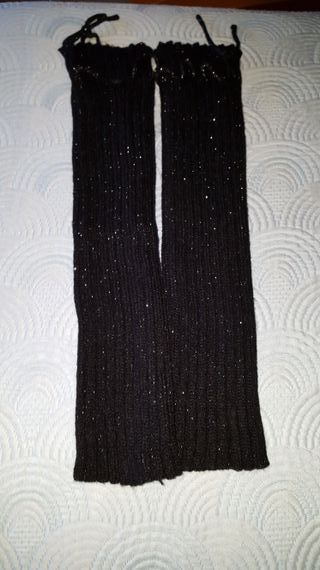 calentadores de piernas negros.