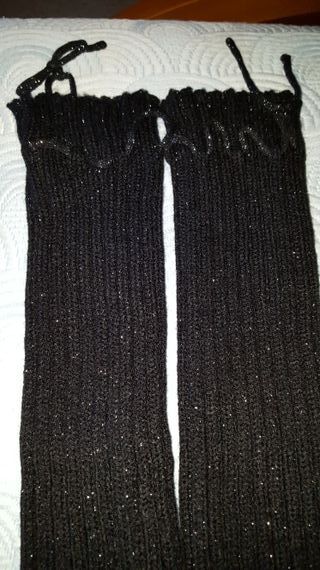 calentadores de piernas negros.