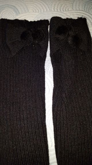 calentadores de piernas negros.