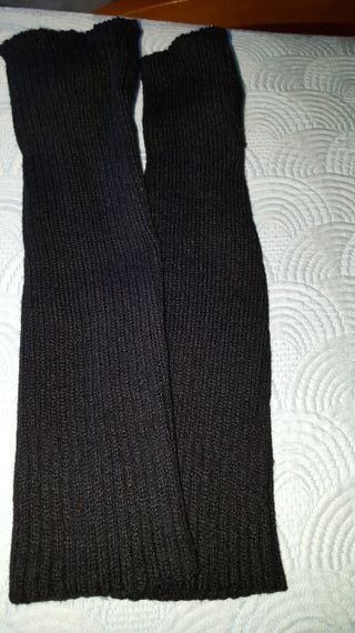 calentadores de piernas negros.