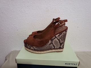 sandalias marrones