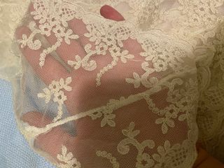 Toquilla con encaje.