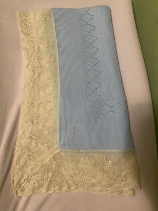 Toquilla con encaje.