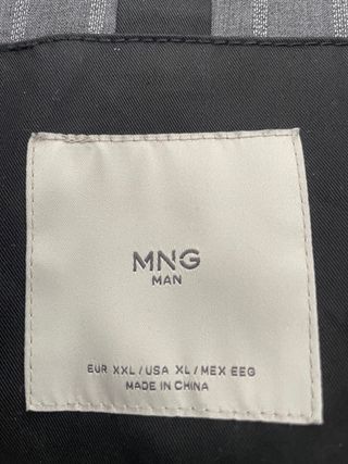 Gabardina negra marca Mango