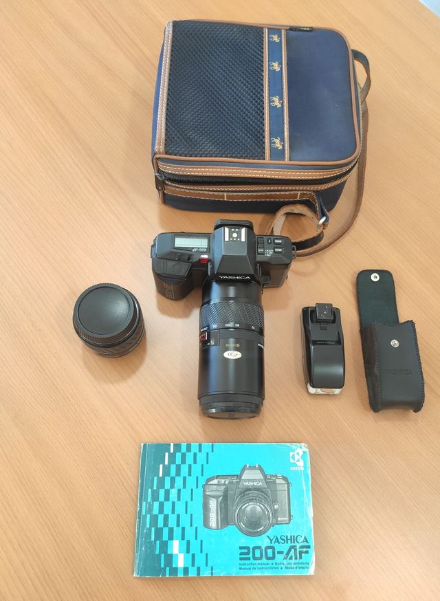 Cámara réflex Yashica 200AF con objetivos y flash