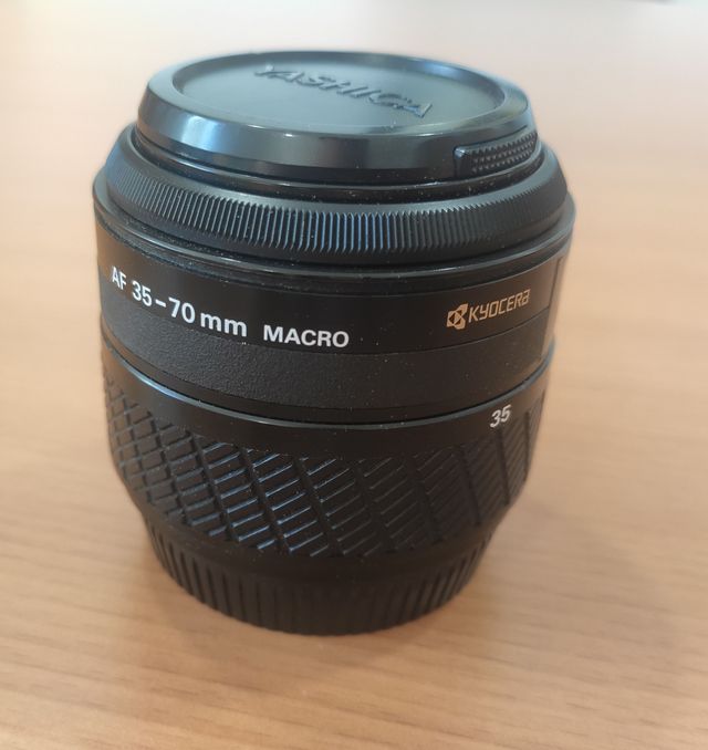 Cámara réflex Yashica 200AF con objetivos y flash