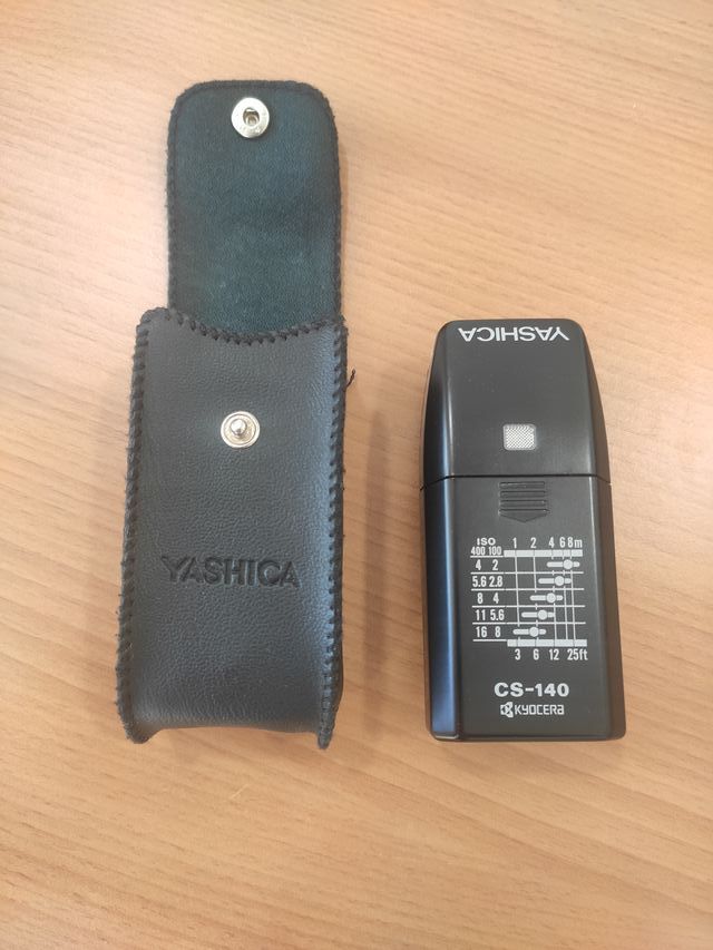 Cámara réflex Yashica 200AF con objetivos y flash