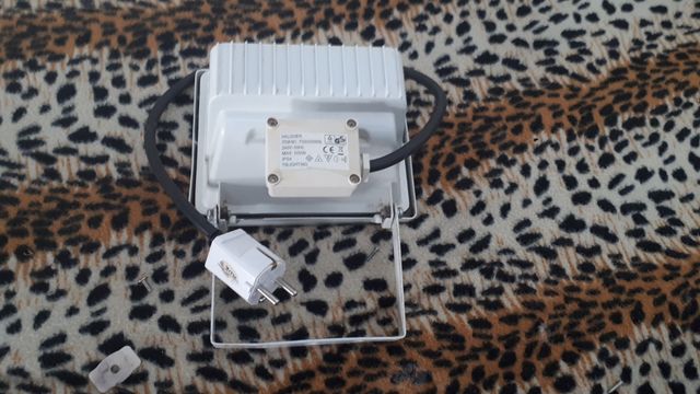 FOCO PROYECTOR HALOGENO 500W  CON SUJECIÓN MOVIL