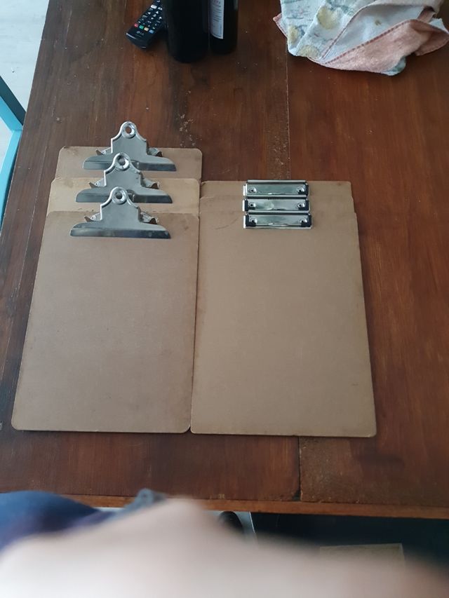 Tablas de madera con clip. de segunda mano por 3 EUR en Pepino en WALLAPOP