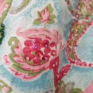 Camisa estampada con abalorios