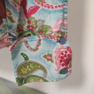 Camisa estampada con abalorios