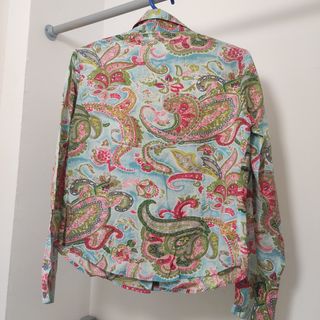Camisa estampada con abalorios