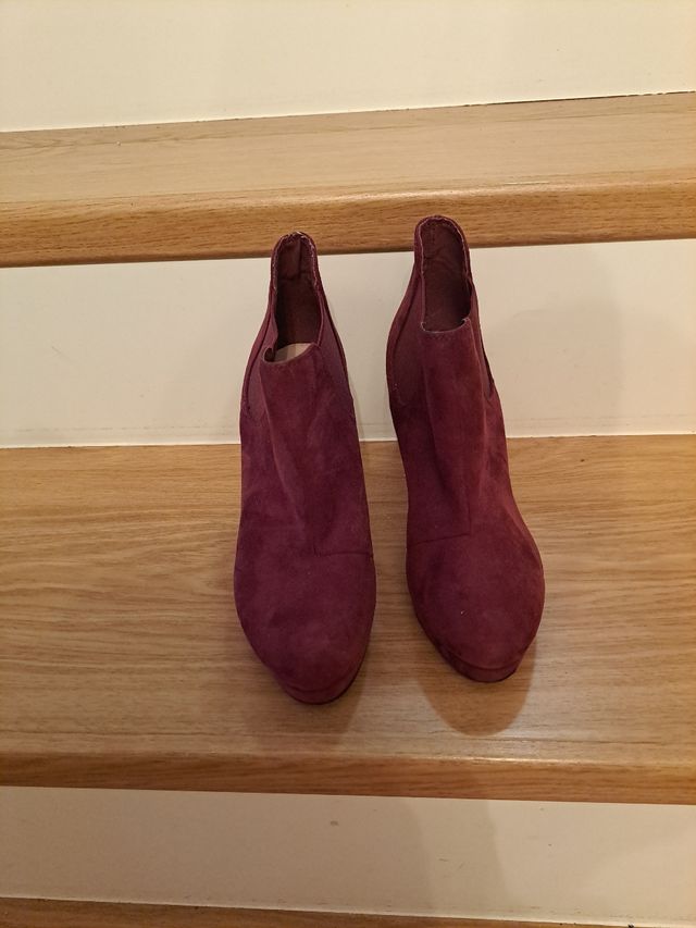 Botines terciopelo color granate. Numero 38