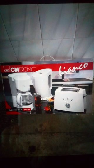 TOSTADORA, HERVIDOR Y CAFETERA CON REGALOS.