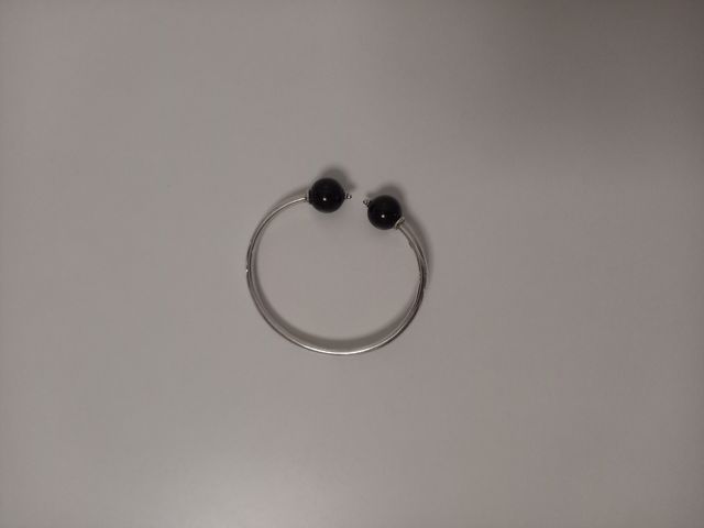 Torque de plata y azabache