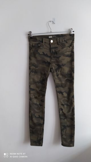 Pantalón Stradivarius,estampado militar