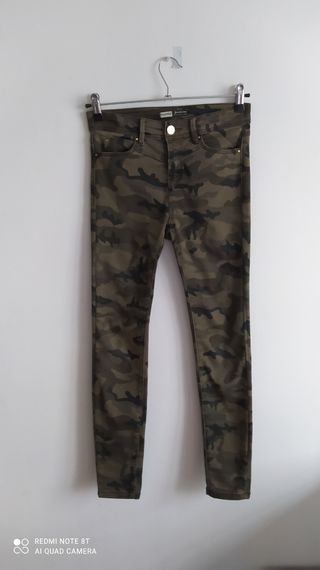 Pantalón Stradivarius,estampado militar