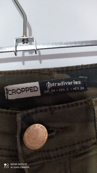 Pantalón Stradivarius,estampado militar