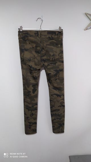 Pantalón Stradivarius,estampado militar