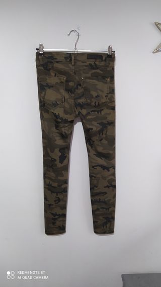 Pantalón Stradivarius,estampado militar