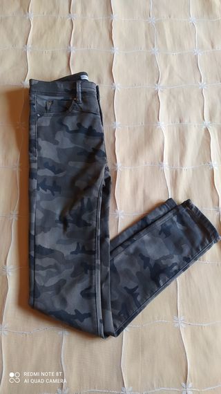 Pantalón Stradivarius,estampado militar