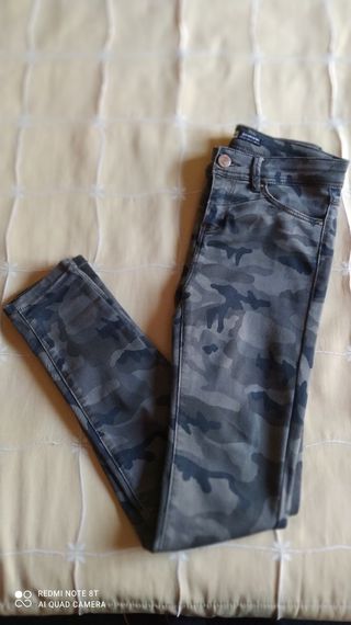 Pantalón Stradivarius,estampado militar