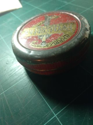 Antigua caja de chapa de betùn