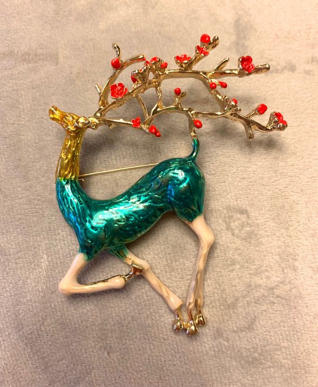 Broche alce azul con flores de cerezo. NUEVO