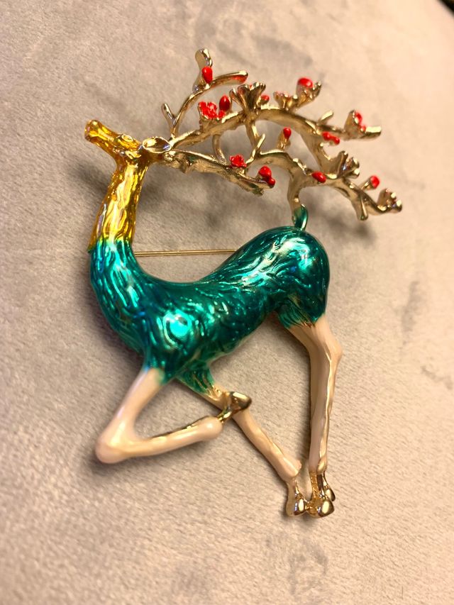 Broche alce azul con flores de cerezo. NUEVO