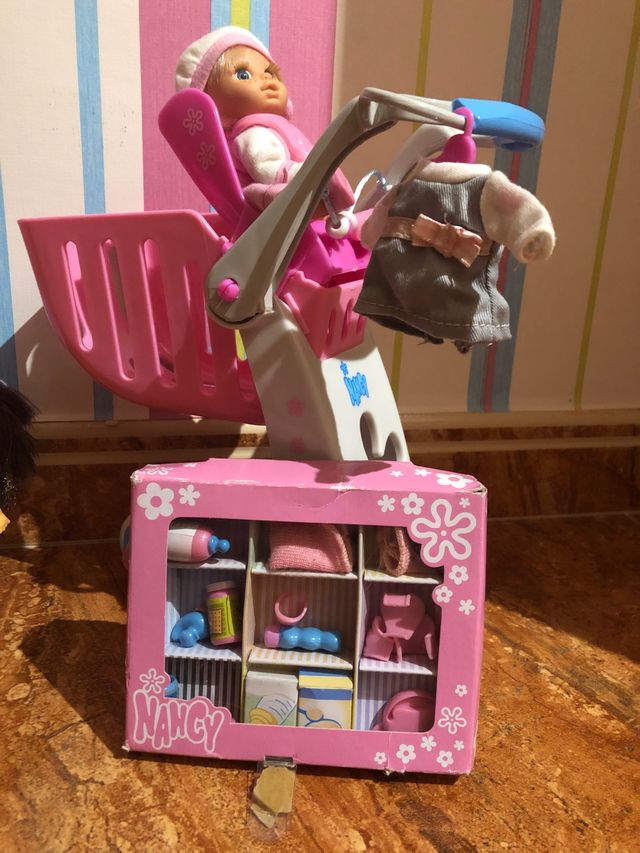 Lote muñecas y accesorios.