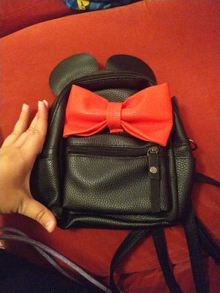 mochila con orejas de Mickey Minnie y lazo rojo