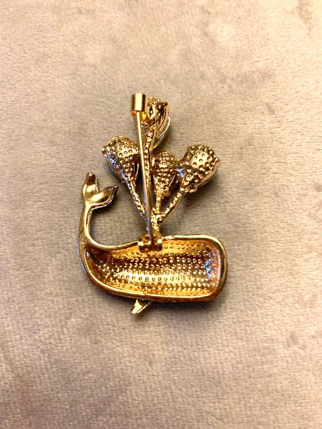 Broche ballena esmaltada con cristales. NUEVO