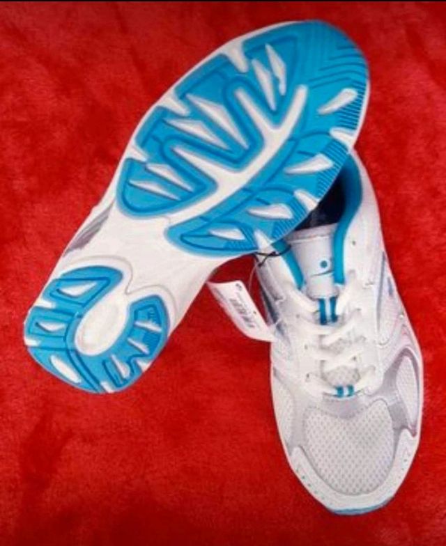 Zapatillas deportivas mujer talla 37. Nuevas.