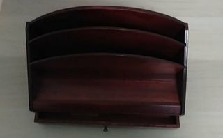 escribanía pequeña madera sobre escritorio