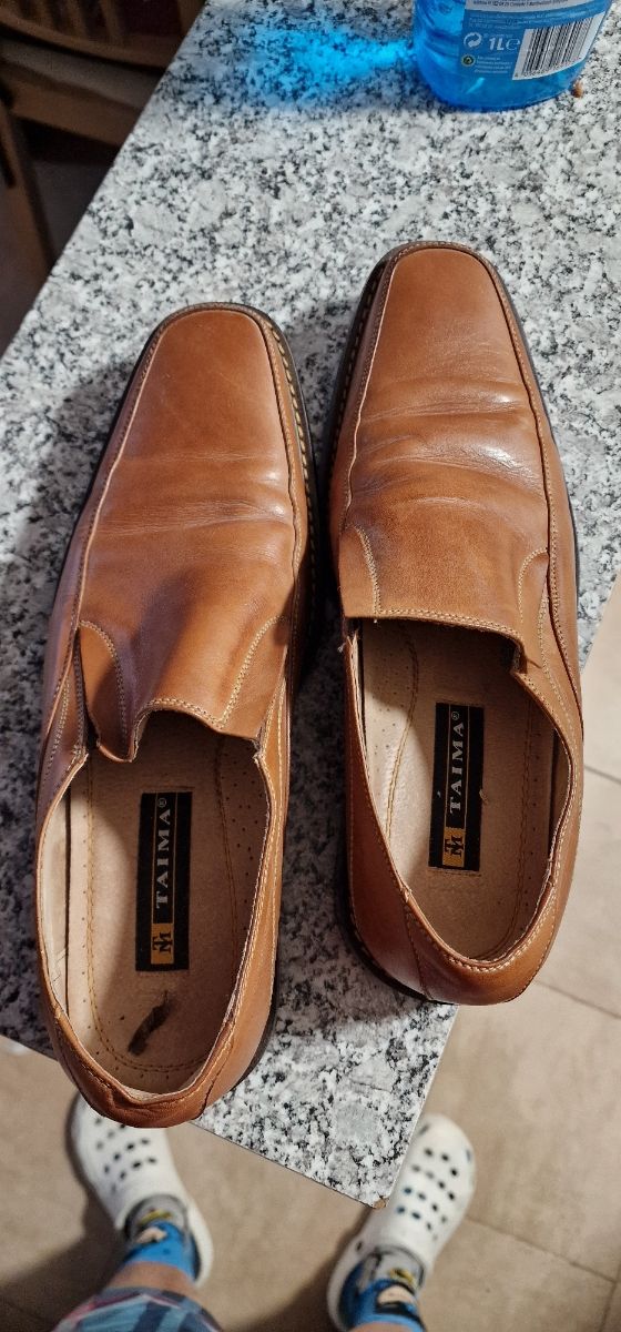 zapatos de piel marrón