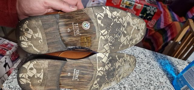 zapatos de piel marrón