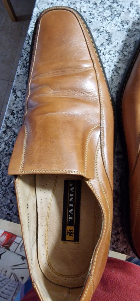 zapatos de piel marrón