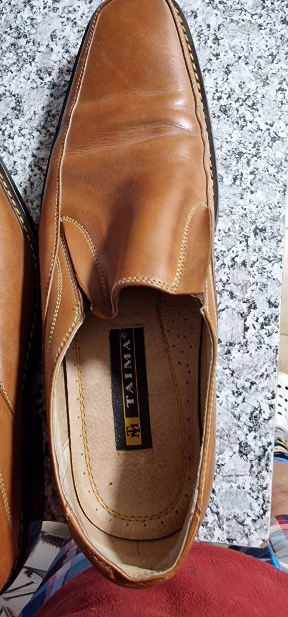 zapatos de piel marrón