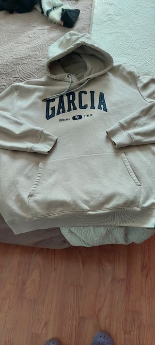Sudadera de hombre con capucha.