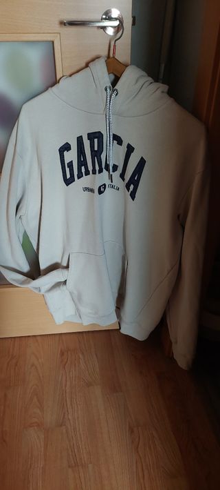 Sudadera de hombre con capucha.