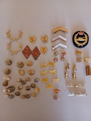 Lote de Insignias y emblemas militares.