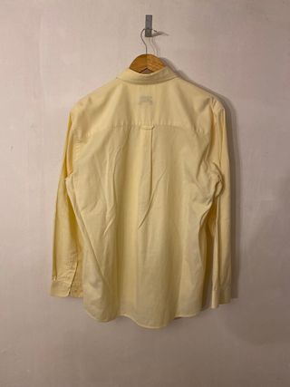 Camisa amarilla de la marca forestal