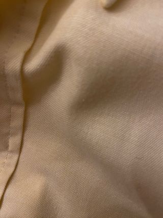 Camisa amarilla de la marca forestal